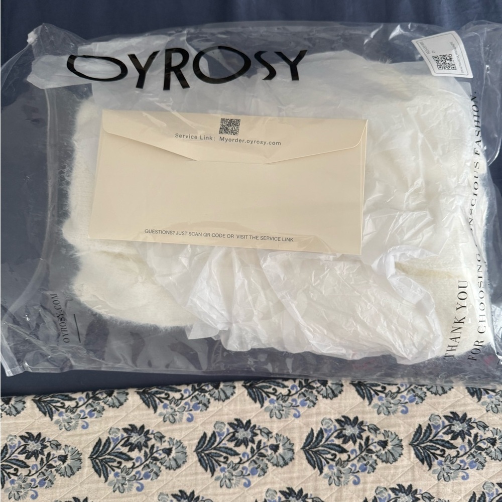 Elegant White Knit Dress with Button Detail - Picture 5 of 5